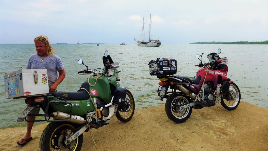 captain Ludwig rigs the bikes for the big lift