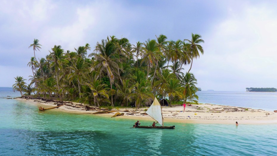 Kunas dropping off tasty seafood to the Stahlratte