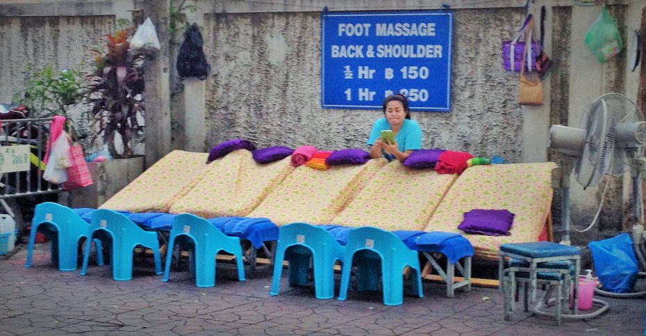no customers here now but ten minutes later all these chairs were filled..