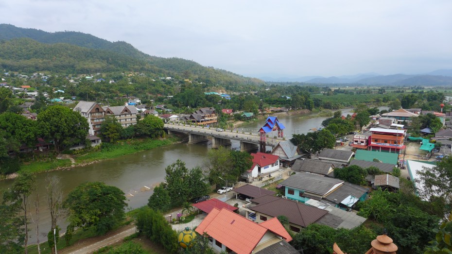 Tha Ton sits along the edge of the river Kok