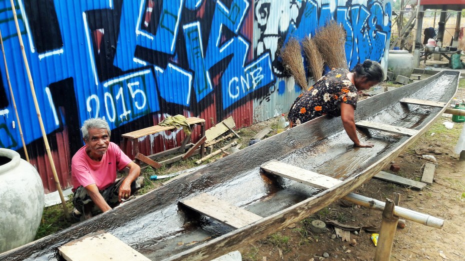Boat building on Don Det