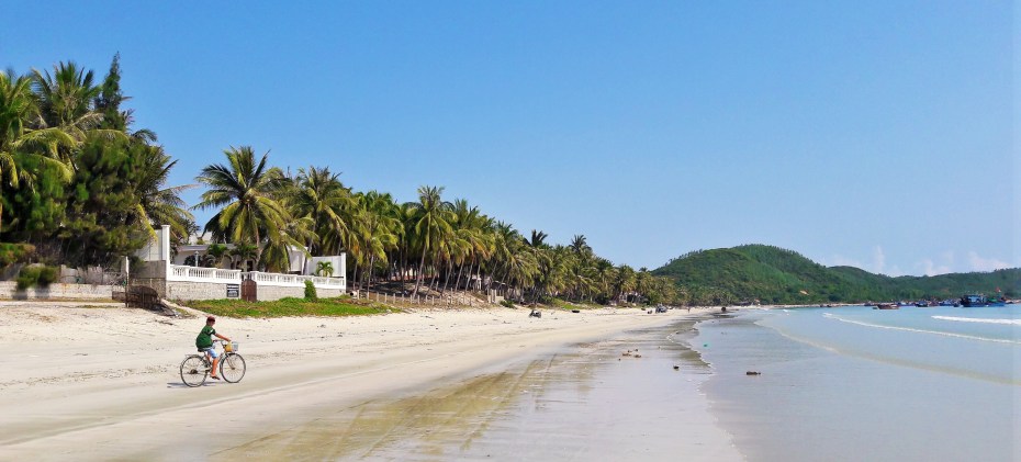 Doc Let beach walking to Paradise hotel 